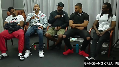 Hot babe's anal fuck with sexy body