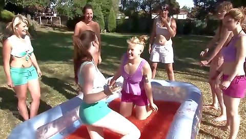 Sexy cutie give debut in the park