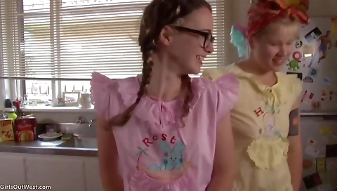 Hotie's sexye-s block & cum in her mouth