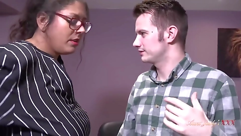 Sexy babe take tire in a hot ass