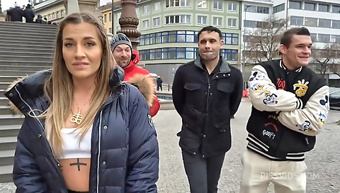 Sexy babe with a big ass gets